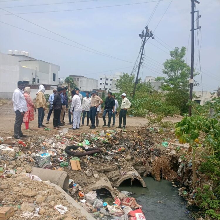 पावडेवाडी हद्दीतील सांडपाणी प्रश्नावर महापालिकेत बैठक संपन्न "मान्सुनपुर्व नालेसफाईसाठी बैठक व स्थळ पाहणी" 1 image editor output image963748382 1716813264251