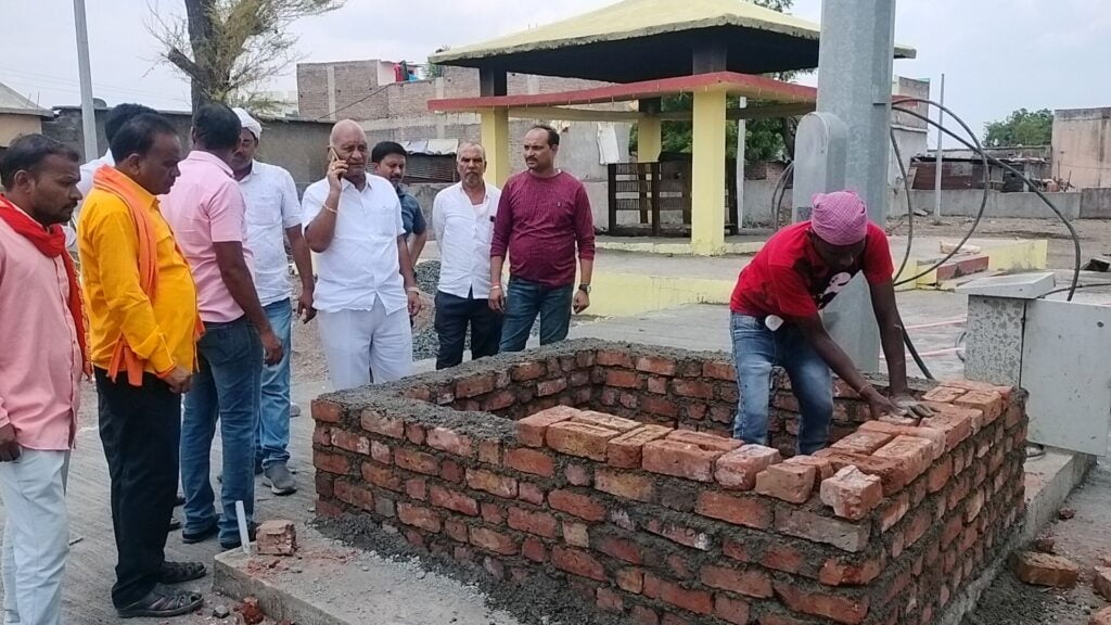 श्री परमेश्वर मंदिर कमिटीच्या पुढाकारातून हिंदू स्मशानभूमीत बसणार महादेव मूर्ती….👉🏻सोमवारी होणार गावकऱ्यांच्या उपस्थितीत मूर्तीची प्राणप्रतिष्ठापना…. 3 img20240517123602 019170043070547056116
