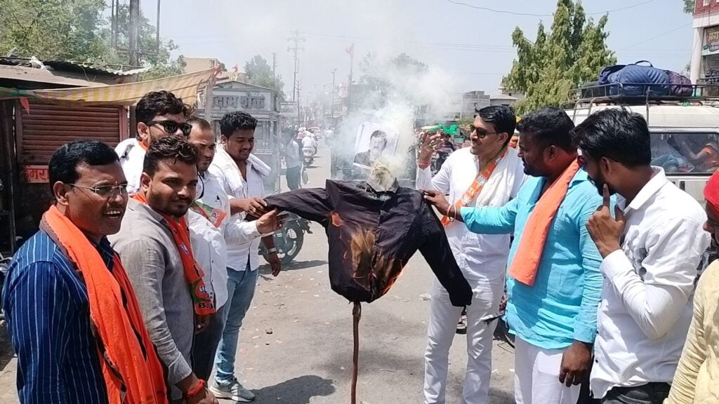 हिमायतनगर शहरात आ.जितेंद्र आव्हाड यांच्या पुतळ्याचे भाजपा कडून दहन 3 img20240530110129 012028553872284761040