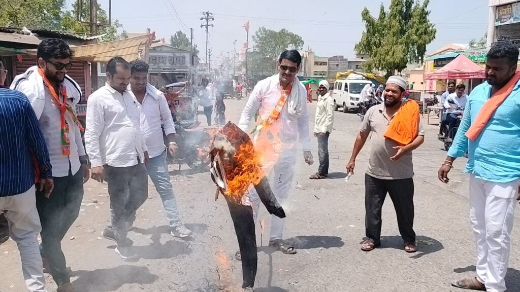 हिमायतनगर शहरात आ.जितेंद्र आव्हाड यांच्या पुतळ्याचे भाजपा कडून दहन 2 img20240530110141 014608493728650053104