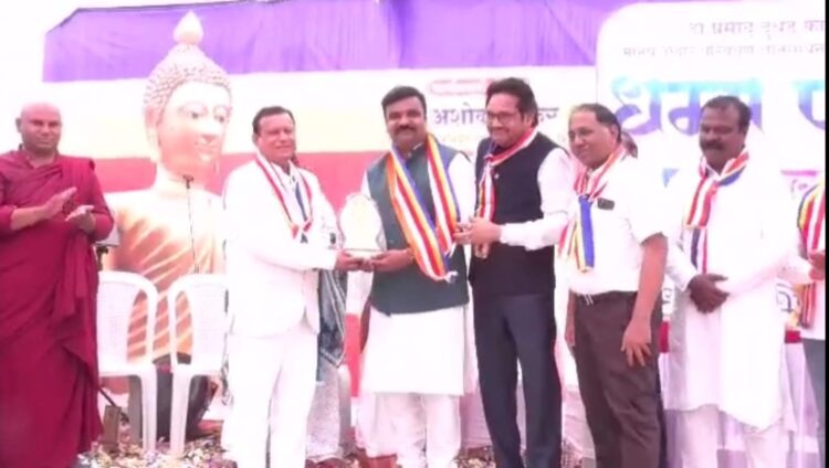 पत्रकारितेतील उल्लेखनीय कार्याबद्दल मॅक्स महाराष्ट्र वृत वाहिनीचे मराठवाडा ब्यूरो,पत्रकार धनंजय प्रल्हादराव सोळंके यांना राज्यस्तरीय शांती दुत जीवन गौरव पुरस्कार २०२४ प्रदान. 1 IMG 20240602 WA0042