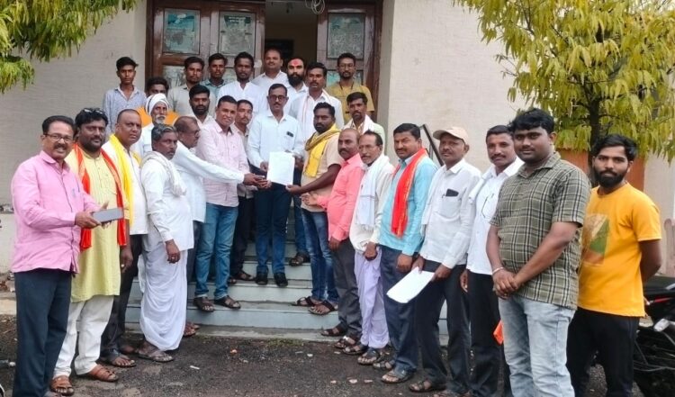 मराठा समाजाला ओ. बी. सी.तून आरक्षण देऊ नये व ओबीसी नेते लक्ष्मण हाके यांच्या उपोषणाला जाहीर पाठिंबा देत हिमायतनगरातील ओ.बी.सी. बांधवांचे तहसीलदारांना निवेदन निवेदनाची दखल न झाल्यास 26 जून रोजी हिमायतनगर बंद ठेऊ 1 IMG 20240621 WA0070