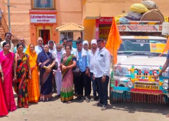 हिमायतनगर शहरातील भाविक पायी दिंडी साठी पंढरपूर कडे रवाना श्री परमेश्वर मंदिर देवस्थान ट्रस्ट कमिटी कडून भाविकांचे स्वागत. 5 IMG 20240625 WA0029