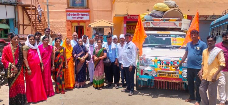 हिमायतनगर शहरातील भाविक पायी दिंडी साठी पंढरपूर कडे रवाना श्री परमेश्वर मंदिर देवस्थान ट्रस्ट कमिटी कडून भाविकांचे स्वागत. 1 IMG 20240625 WA0029