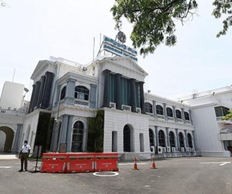 इकडे राहुल गांधी लोकसभेत विरोधी पक्षनेतेपदी, तिकडे दक्षिणेतील मोठ्या राज्यात सर्वच्या सर्व 62 विरोधी आमदार निलंबित! 1 दक्षिणेतील मोठ्या राज्यात सर्वच्या सर्व 62 विरोधी आमदार निलंबित!