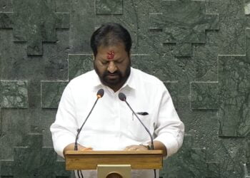 आष्टीकरांना पुन्हा का घ्यावी लागली शपथ? महाराष्ट्रातल्या खासदारांकडून घोषणा, अध्यक्षांनी दिली समज 7 image editor output image1039488033 1719297458189