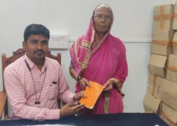 निराधार ला मिळाला दोन वर्षांनंतर धान्यांचा आधार नायब तहसीलदार गणेश मोहिजे यांनी घेतली दखल नवीन आरसी ने मिळवून दिला निराधाराला आधार 1 image editor output image1268598562 1717322956599