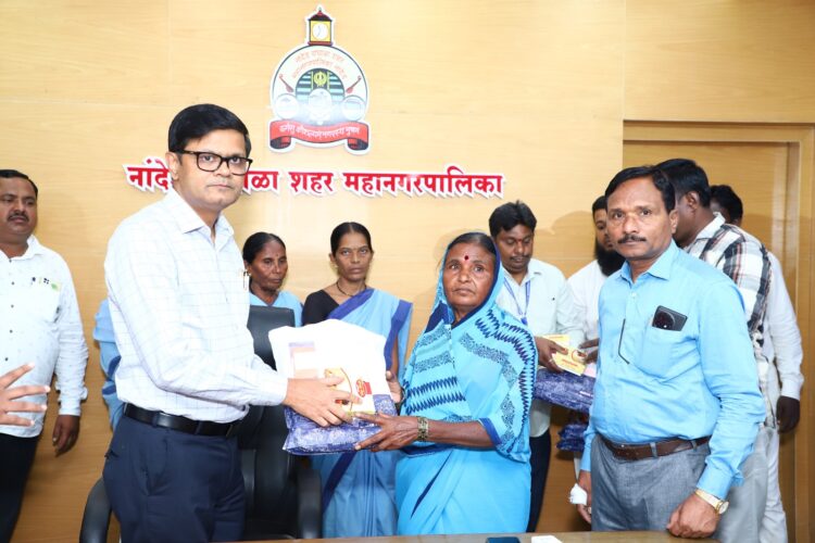 मनपा आयुक्तांच्या हस्ते सफाई कामगारांना सुरक्षा साहित्याचे वाटप सफाई कामगारांच्या आरोग्यासाठी आयुक्त सजग 1 image editor output image633056156 1718979247855