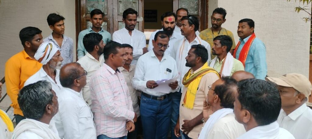 मराठा समाजाला ओ. बी. सी.तून आरक्षण देऊ नये व ओबीसी नेते लक्ष्मण हाके यांच्या उपोषणाला जाहीर पाठिंबा देत हिमायतनगरातील ओ.बी.सी. बांधवांचे तहसीलदारांना निवेदन निवेदनाची दखल न झाल्यास 26 जून रोजी हिमायतनगर बंद ठेऊ 2 img 20240621 wa00681973133725051575399