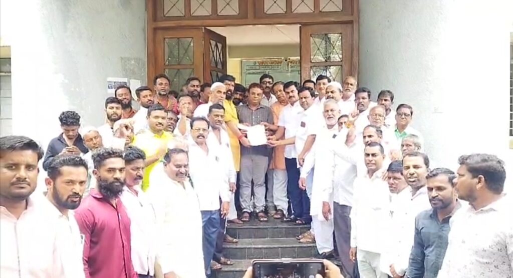 गजापूर येथील मुस्लिम समाजावर एकत्रितपणे हल्ला करणाऱ्या समाज कंटकावर कार्यवाहीसाठी काँग्रेसचे तहीसलदारांना निवेदन 1 IMG 20240722 170857