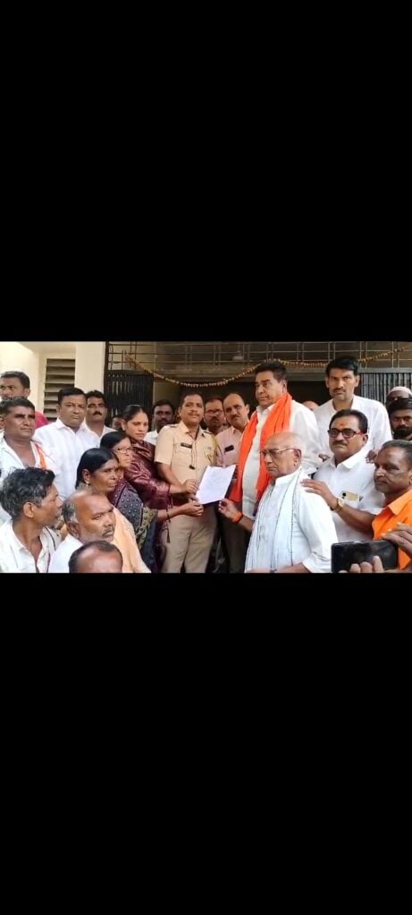 माजी नगराध्यक्ष कुणाल राठोड यांच्यावर झालेल्या हल्ल्याचा बाजारपेठ बंद ठेवून घटनेचा जाहीर निषेध.आरोपीवर 307 चा गंभीर गुन्हा दाखल करून त्यास तात्काळ अटक करा अशी जनतेची मागणी 3 Screenshot 20240704 135931 1