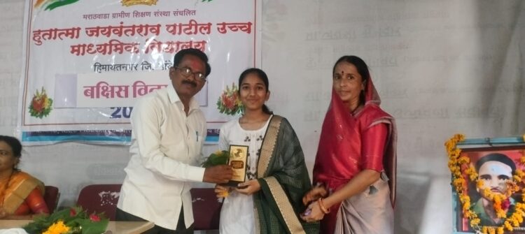 हु.ज.पा.विद्यालयात गुणवंतांचा बक्षीस वितरण सोहळा संपन्न. 1 image editor output image1013817207 1720113170843