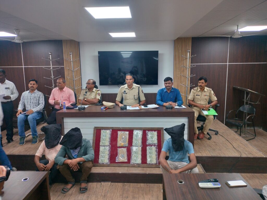 किनवट येथील भाग्यलक्ष्मी महिला सहकारी बँकेचे एटीएम मधून चोरी करणारे तीन आरोपींना घेतले ताब्यात, १५,६०,५०० रुपयाचा मुददेमाल जप्त स्थानिक गुन्हे शाखेची कारवाई 1 IMG 20240810 WA0086