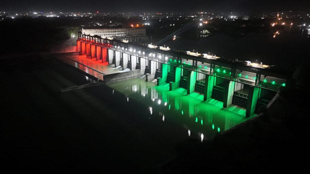 नांदेडमध्ये “हर घर तिरंगा” अभियानाला उत्स्फूर्त उत्तर सजली धरणे, आणि घराघरावर तिरंगा 1 IMG 20240815 WA0030