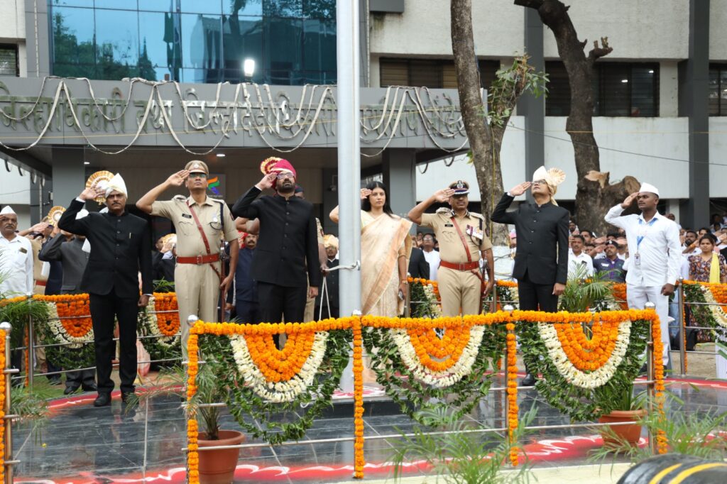 भारतीय स्वातंत्र्याच्या ७७ व्या वर्धापन दिनाला जिल्हाधिकारी अभिजीत राऊत यांच्या हस्ते ध्वजारोहण 1 IMG 20240815 WA0032