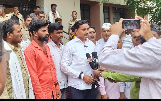 लक्ष्मण कदम यांच्या नेतृत्वात शेतकऱ्यांना तात्काळ पीकविमा देऊन ई पीक पाहणी अट रद्द करण्यासाठी हदगांव तहसील कार्यालयावर खेकडा आंदोलन 1 IMG 20240817 WA0003