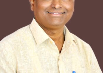 शहराच्या दुतर्फा झालेल्या राज्य मार्गावर पथदिवे बसवा.