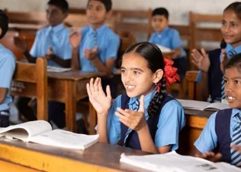 विद्यार्थ्यांना शाळेत स्वतःच्या लेकरा सारखा घडवणारा शिक्षक नाही का ?