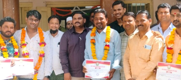 हिमायतनगर नगरपंचायतीच्या पथविक्रेता समितीवर चार जणांची बिन विरोध निवड. 1 image editor output image1165179777 1724756923641