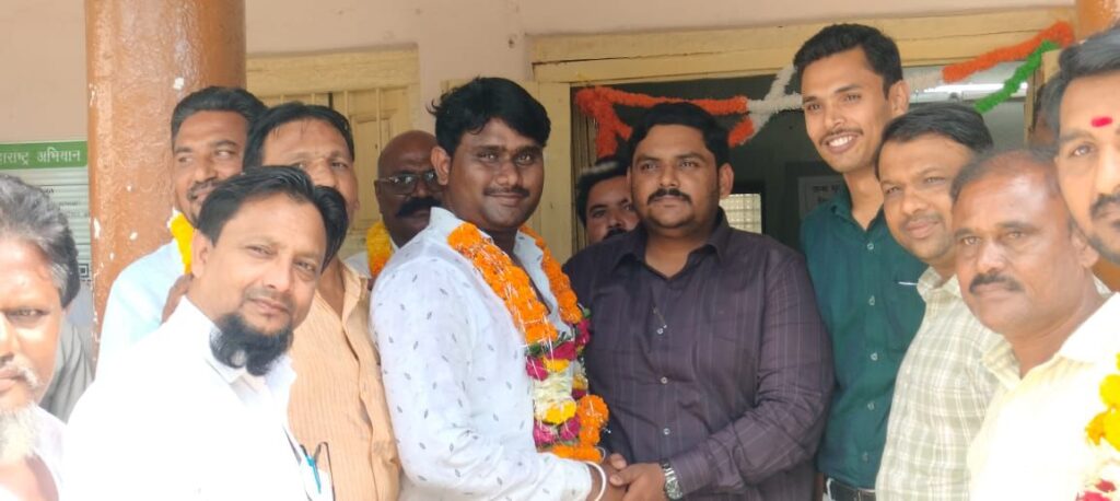 हिमायतनगर नगरपंचायतीच्या पथविक्रेता समितीवर चार जणांची बिन विरोध निवड. 2 image editor output image308700725 17247569106099000981048821043396