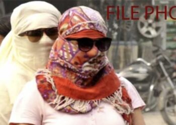 स्कार्फ बांधलेल्या दोन महिला अवघी १४ मिनिटे हात चालकिने जडगाव, आर. सी. बाफनानंतर कॅरेटलेनलाही चुना 8 image editor output image 1930665437 1726832806669