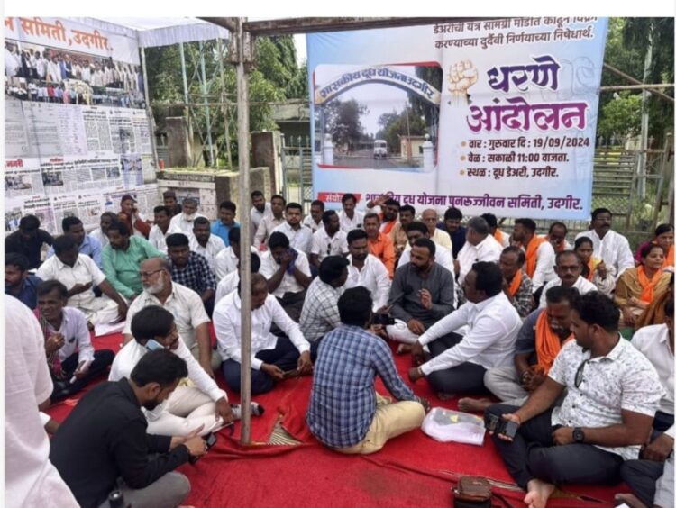 दूध योजना पुनर्जीवन समितीच्या वतीने धरणे आंदोलन 1 image editor output image 1966682756 1726817347700