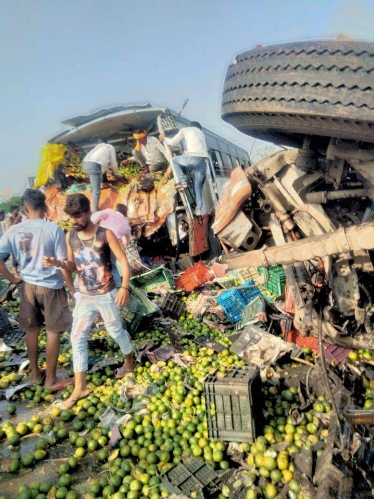 जालना -बीड महामार्गावर बस -ट्रक चा मोठा अपघात: सहा जणांच्या मृत्यू तर बारा प्रवशी जखमीचा समावेश 1 image editor output image 364671073 1726841151289