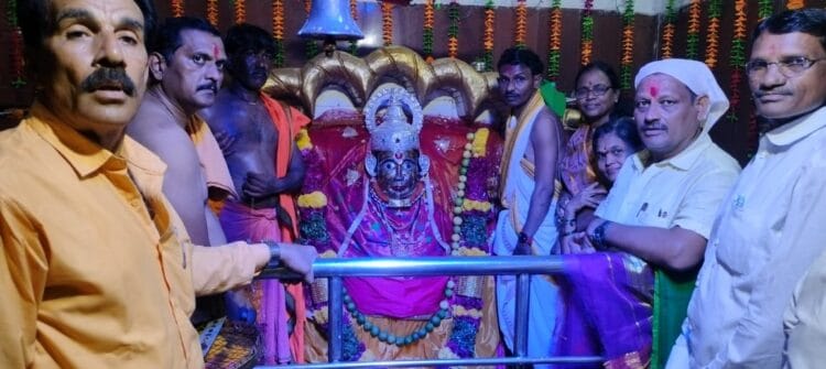 नवसाला पावणाऱ्या श्री कालिंका मंदिरात आमदार जवळगावकर यांच्या उपस्थितीत घटस्थापना व अलंकार सोहळ्याने नवरात्रोत्सव प्रारंभ… 1 IMG 20241003 WA0054