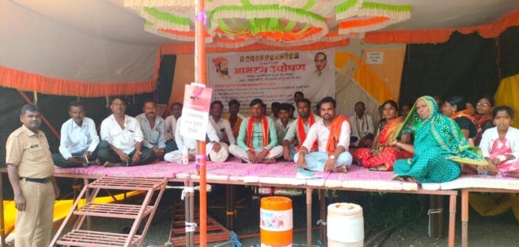 हिमायतनगर तालुक्यातील एकंबा येथील ग्रामस्थांचे भ्रष्टाचारा विरोधात आमरण उपोषण सुरू जिल्हा प्रशासनाने तात्काळ दखल घ्यावी अशी ग्रामस्थांची मागणी 1 IMG 20241008 WA0060