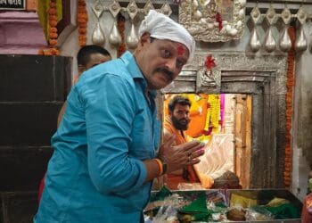 महाविकास आघाडी कडून उमेदवारी दाखल केल्यानंतर प्रथमच आमदार जवळगावकरांनी घेतले रेणुका मातेचे दर्शन….👉🏻 हदगाव हिमायतनगर विधानसभेवर महाविकास आघाडीचा झेंडा फडकू दे यासाठी रेणुका माता चरणी आमदार जवळगावकरांचे साकडे… 5 IMG 20241031 WA0034