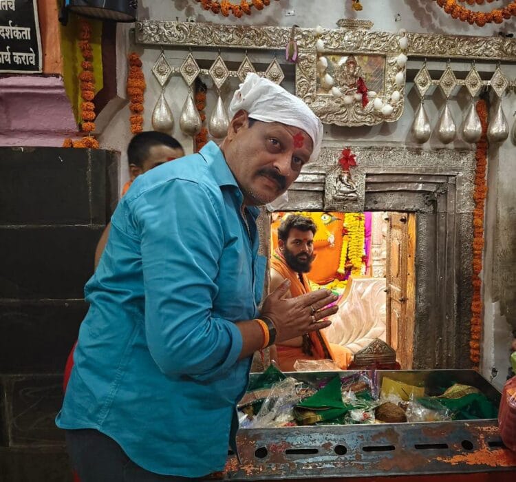 महाविकास आघाडी कडून उमेदवारी दाखल केल्यानंतर प्रथमच आमदार जवळगावकरांनी घेतले रेणुका मातेचे दर्शन….👉🏻 हदगाव हिमायतनगर विधानसभेवर महाविकास आघाडीचा झेंडा फडकू दे यासाठी रेणुका माता चरणी आमदार जवळगावकरांचे साकडे… 1 IMG 20241031 WA0034