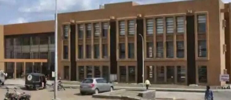 भाजप नेत्या डॉ. अर्चनाताई पाटील चाकूरकर यांच्यासह ७१ लोकांच्या विरुद्ध फसवणुकीचा गुन्हा दाखल 1 image editor output image 170823862 1729416368653