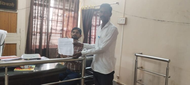 धर्माबाद तालुक्यातील १ फेब्रुवारी २०१९ नंतर फेरफार केलेल्या शेतकऱ्यांना पी. एम. किसान व नमो शेतकरी सन्मान निधीपासून शेतकरी वंचित असलेल्या शेतकऱ्यांना तात्काळ मध्ये या दोन्ही योजनेचा लाभ मिळवून द्यावा - नागनाथ माळगे यांची मागणी 1 image editor output image 2111930851 1728309581526