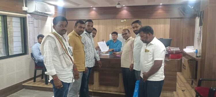 किंमती गगनाला भिडल्या असतांना फुकटभाव जमीनी घेत शेतकऱ्यांच्या घरावर नांगर फिरवू नका 1 image editor output image1032766596 1728099567061