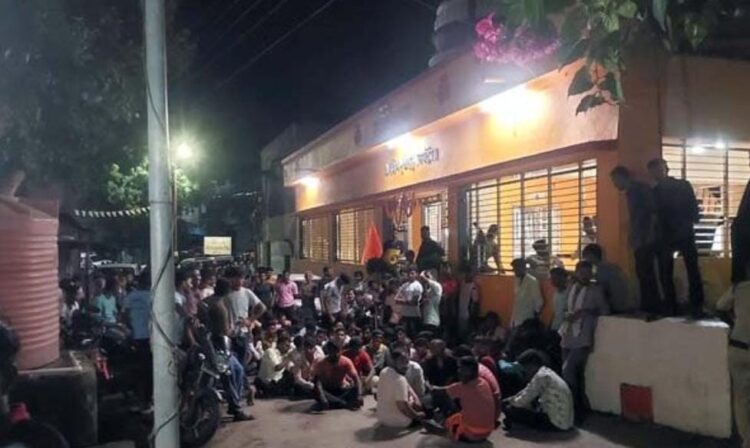 आक्षेपार्ह रील व्हायरल केल्याने मोठा जमाव पोलीस ठाण्यासमोर; सोयगावमध्ये तणाव, शहराला छावणीचे स्वरुप 1 image editor output image1872230310 1728118839578