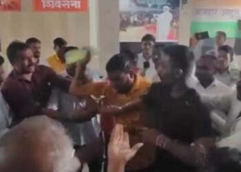 सिल्लोडमध्ये सत्तारांच्या कार्यालयासमोर ‘धाडस’; दोघांनी विष पिले, चौघांनी अंगावर डिझेल घेत आत्मदहनाचा केला प्रयत्न 10 image editor output image311690729 1728628086098