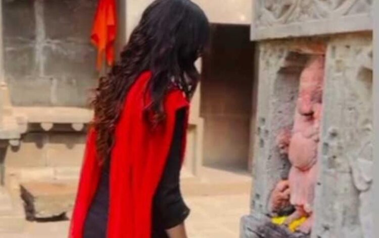 हिंदुत्ववादी महिला नेत्याला सोशल मीडियावरून दिल्या जात आहेत जीवे मारण्याच्या धमक्या!हजारो घाणरडे मेसेज, ठरवून विशिष्ट समूहाकडून टार्गेट केले गेल्याचा संशय 1 image editor output image570923459 1727772912495