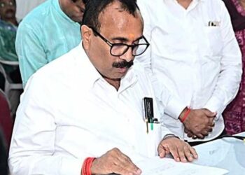 मंत्री अतुल सावेंकडे ३९ कोटींची प्रॉपर्टी; पती-पत्नीकडे ‘हिरे 2 image editor output image629531040 1729926366252