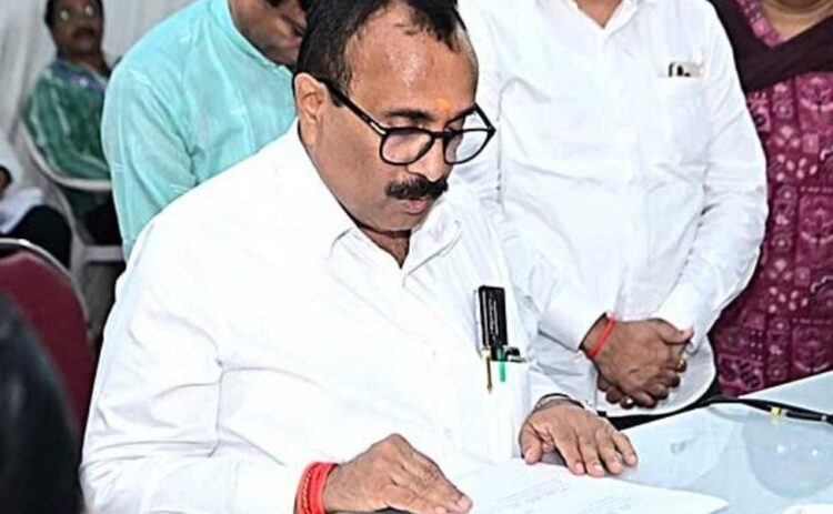 मंत्री अतुल सावेंकडे ३९ कोटींची प्रॉपर्टी; पती-पत्नीकडे ‘हिरे 1 image editor output image629531040 1729926366252