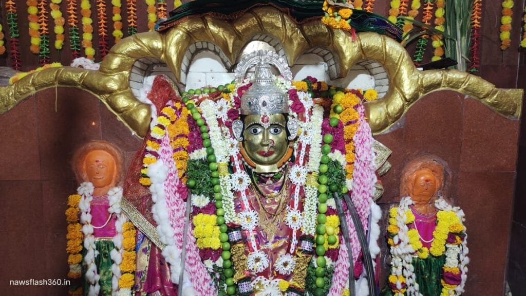 नवसाला पावणाऱ्या श्री कालिंका मंदिरात आमदार जवळगावकर यांच्या उपस्थितीत घटस्थापना व अलंकार सोहळ्याने नवरात्रोत्सव प्रारंभ… 2 img 20241003 wa00833039071024538994716