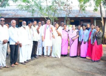 आ.आशुतोष काळेंनी परिवारासह बजावला मतदानाचा हक्क 6 image editor output image 535083774 1732106064118