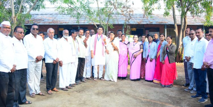 आ.आशुतोष काळेंनी परिवारासह बजावला मतदानाचा हक्क 1 image editor output image 535083774 1732106064118