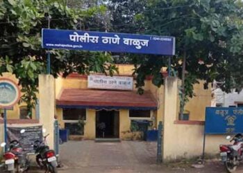 वाळूज पोलीस ठाण्यासमोर राडा; दोन गटांत दगडफेक, अफवांमुळे व्यावसायिकांनी दुकाने केली बंद 6 image editor output image269966054 1730604972998