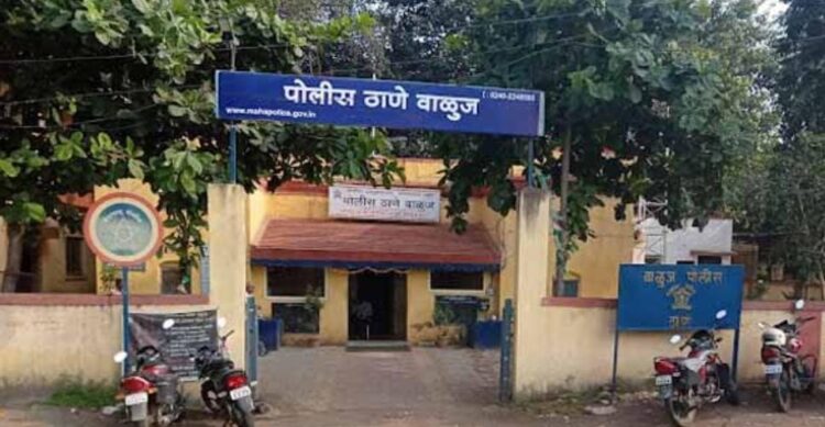 वाळूज पोलीस ठाण्यासमोर राडा; दोन गटांत दगडफेक, अफवांमुळे व्यावसायिकांनी दुकाने केली बंद 1 image editor output image269966054 1730604972998