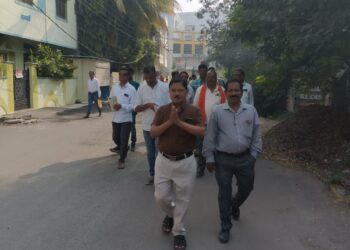 अपक्ष उमेदवार शामसुंदर जाधव यांच्या प्रचाराची घरोघरी प्रचार भेटीने सांगता. 10 image editor output image751059361 1732000203367