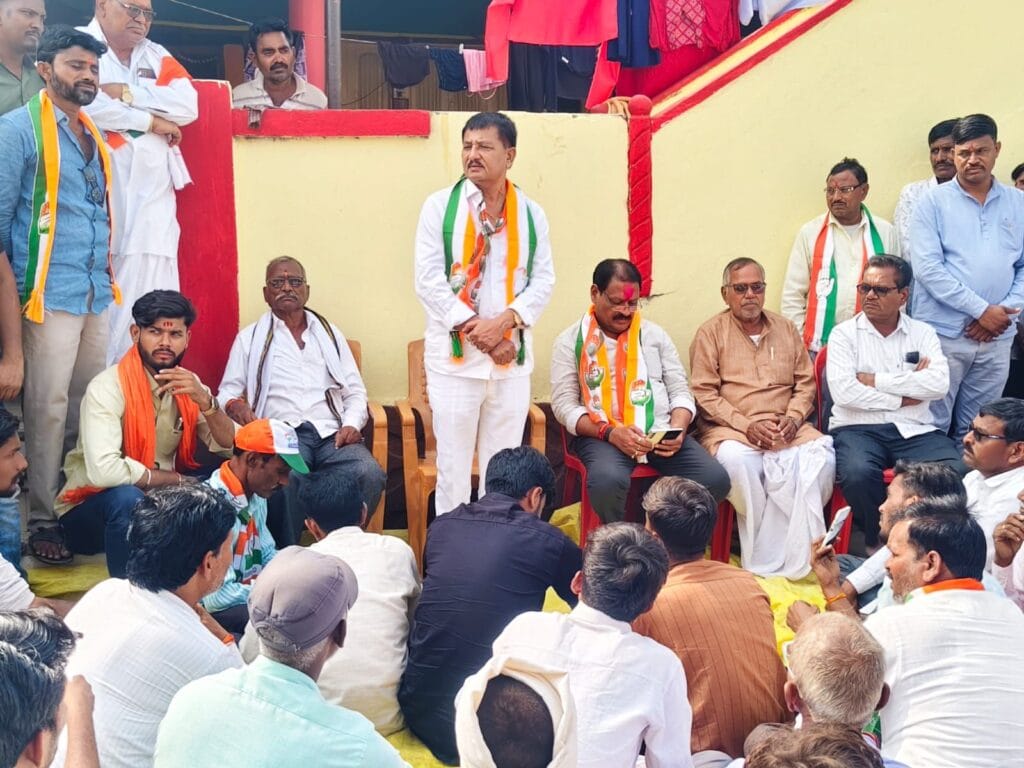 हदगाव हिमायतनगर विधानसभा निवडणूकीचे मैदान आरोप प्रत्यारोपाने गाजत आहे..👉मुख्यमंत्र्याच्या सभेने महायुतीच्या उमेदवाराचे पारडे जड..! 2 img 20241112 wa0066444664433122862665