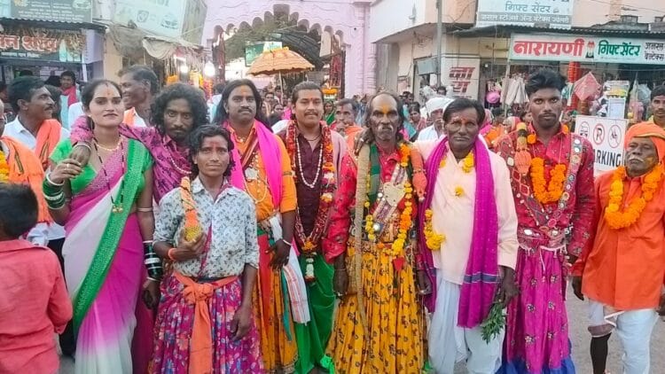 अग्याराम देवकर यांचा महाकाली शक्ती महोत्सव संपन्न…..👉🏻महाकालीच्या भव्य शोभयात्रेत शेकडो पोतराजां सह देवकरांची उपस्थिती… 1 IMG 20241207 WA0087