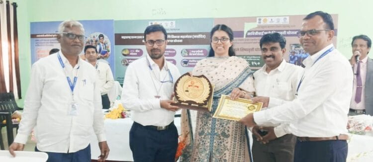 बिलोली पंचायत समितीला आयएसओ मानांकनजिल्ह्यातील पाचवी पंचायत समिती झाली आयएसओ 1 image editor output image 1056552477 1734779924399