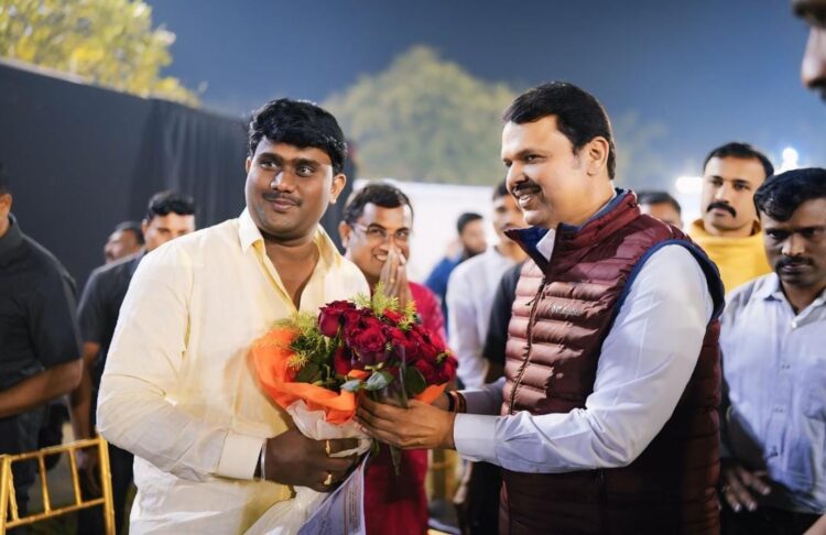 महाराष्ट्राचे मुख्यमंत्री देवेंद्रजी फडणवीस साहेबांनी सोशल मीडिया जिल्हा संयोजकाचा केला सन्मान 1 image editor output image 1427636419 1734757766932