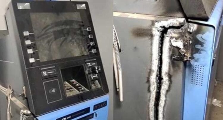 मोठी बातमी : विवेकानंद कॉलेजजवळील एटीएम फोडून चोरट्यांचा ९ लाख रुपयांवर डल्ला! सीसीटीव्ही कॅमेऱ्यांवर काळा स्प्रे मारून गॅस कटरने कापले एटीएम 1 image editor output image 311111072 1733136793476